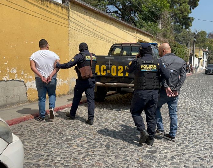 Detenidos en San Lucas señalados de tramitar crédito con documentos de otras personas. Foto La Hora: PNC.