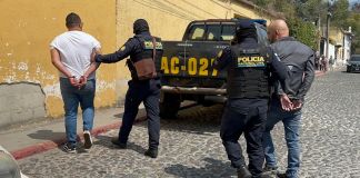 Detenidos en San Lucas señalados de tramitar crédito con documentos de otras personas. Foto La Hora: PNC.