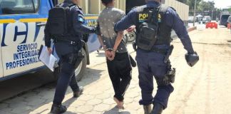 Presunto saqueador de comercios capturado en Jalapa. Foto La Hora: PNC