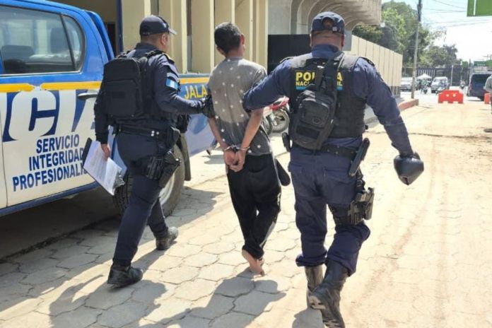 Presunto saqueador de comercios capturado en Jalapa Presunto saqueador de comercios capturado en Jalapa. Foto La Hora: PNC