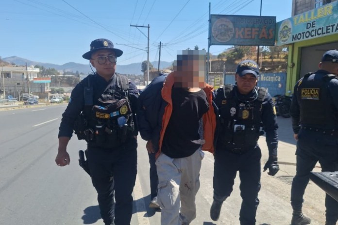 Presunto sicario capturado en Quetzaltenango tras herir a un ayudante de bus. Foto La Hora: Policía Nacional Civil (PNC)