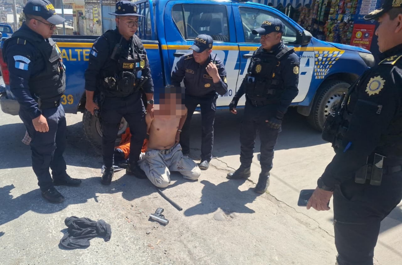 Presunto sicario capturado por las fuerzas de la Policía Nacional Civil. Foto La Hora: PNC