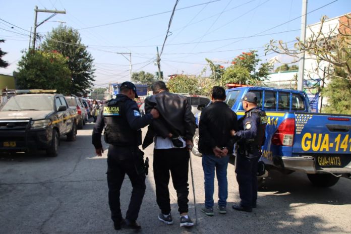 Presuntos asaltantes capturados en Villa Nueva. Foto La Hora: PNC