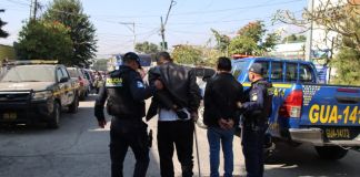 Presuntos asaltantes capturados en Villa Nueva. Foto La Hora: PNC