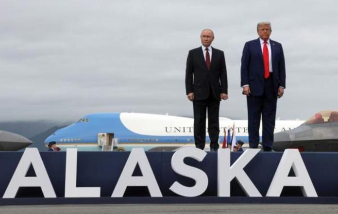 El presidente de los Estados Unidos, Donald Trump (d), y el presidente de Rusia, Vladimir Putin, posan en la pista de aterrizaje tras llegar para asistir a una reunión en la Base Conjunta Elmendorf-Richardson en Anchorage (Estados Unidos). Foto: La Hora/ EFE/EPA/GAVRIIL GRIGOROV/SPUTNIK/KREMLIN POOL / POOL CRÉDITO OBLIGATORIO