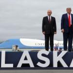 El presidente de los Estados Unidos, Donald Trump (d), y el presidente de Rusia, Vladimir Putin, posan en la pista de aterrizaje tras llegar para asistir a una reunión en la Base Conjunta Elmendorf-Richardson en Anchorage (Estados Unidos). Foto: La Hora/ EFE/EPA/GAVRIIL GRIGOROV/SPUTNIK/KREMLIN POOL / POOL CRÉDITO OBLIGATORIO