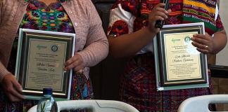 Luis Pacheco y Héctor Chaclán, entre los galardonados por la RPDG este 28 de febrero. Foto La Hora: Daniel Ramírez.