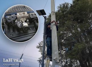 PNC retira cámaras clandestinas que se presume son utilizadas por terroristas del barrio 18 para controlar a los ciudadanos. Foto: La Hora/ PNC