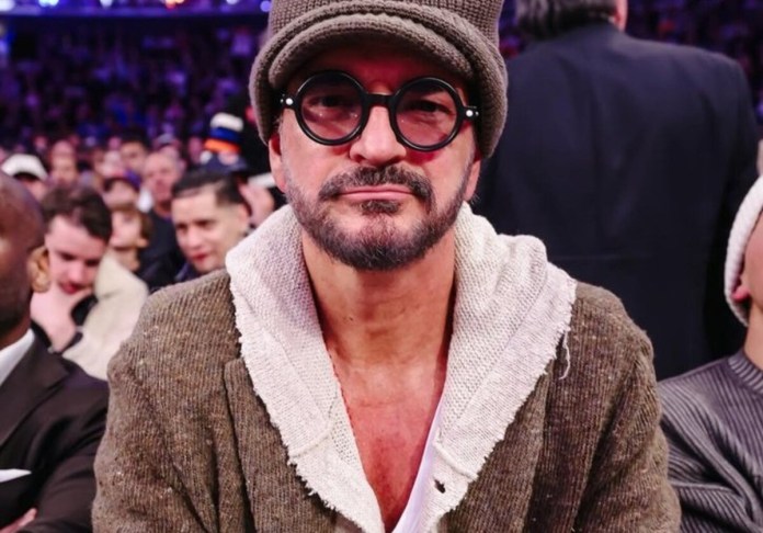 El músico (y exbaloncestista) guatemalteco, Ricardo Arjona, dice presente en el partido de los Knicks. Foto: NBA
