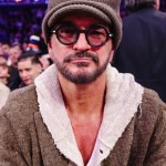 El músico (y exbaloncestista) guatemalteco, Ricardo Arjona, dice presente en el partido de los Knicks. Foto: NBA