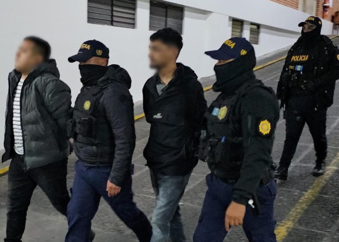 Presuntos robamotos fueron capturados en zona 7 de San Miguel Petapa. Foto: PNC