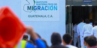 SAT y Migración acuerdan liberar a migrantes retornados de este requisito tributario