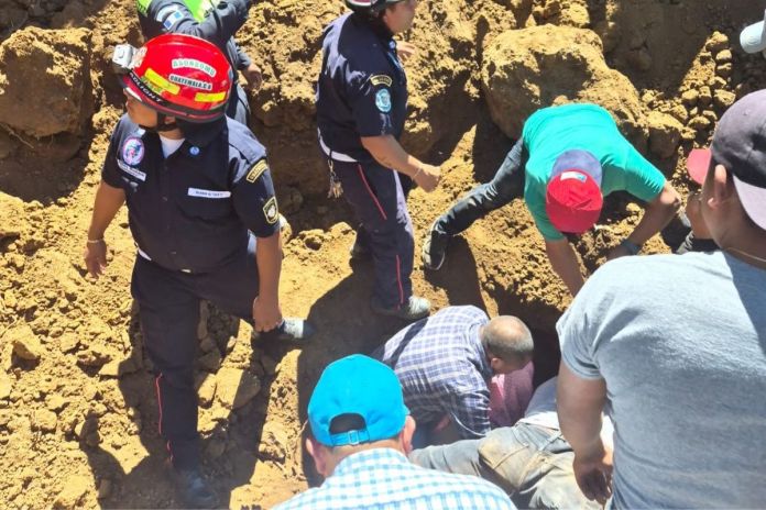 Trabajador soterrado en San José Chacayá, Sololá.