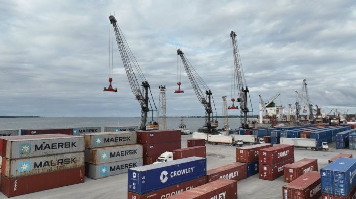 El presidente Bernardo Arévalo anunció la modernización portuaria junto al ministro de Gobernación y de las autoridades de la embajada de Estados Unidos en Guatemala. Foto La Hora: Gobierno de Guatemala