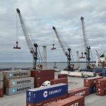 El presidente Bernardo Arévalo anunció la modernización portuaria junto al ministro de Gobernación y de las autoridades de la embajada de Estados Unidos en Guatemala. Foto La Hora: Gobierno de Guatemala