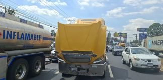 La PMT de Villa Nueva informó que al menos tres tráileres sufrieron fallas mecánicas en la subida de Villa Lobos y afectaron la circulación vial en dirección al norte. Foto La Hora: PMT de Villa Nueva