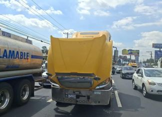 La PMT de Villa Nueva informó que al menos tres tráileres sufrieron fallas mecánicas en la subida de Villa Lobos y afectaron la circulación vial en dirección al norte. Foto La Hora: PMT de Villa Nueva