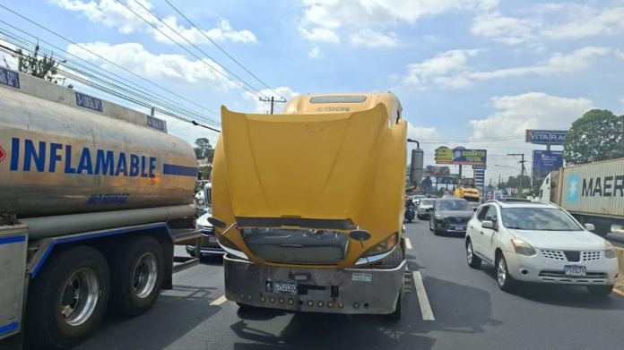 Subida de Villa Lobos La PMT de Villa Nueva informó que al menos tres tráileres sufrieron fallas mecánicas en la subida de Villa Lobos y afectaron la circulación vial en dirección al norte. Foto La Hora: PMT de Villa Nueva
