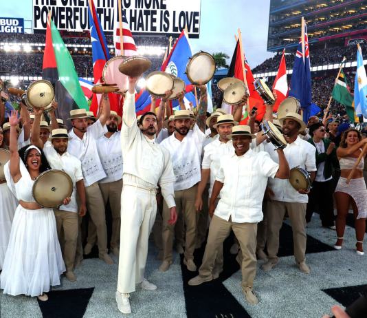 El puertorriqueño Bad Bunny se presentó en el halftime show del Super Bowl LX con un mensaje de unión, amor y orgullo latino.