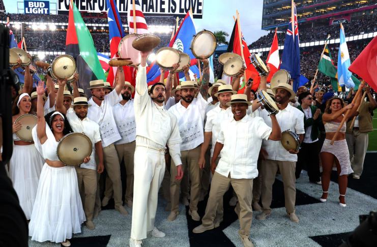 El puertorriqueño Bad Bunny se presentó en el halftime show del Super Bowl LX con un mensaje de unión, amor y orgullo latino.