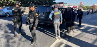 PNC desarrollando operativos en contra de taxis piratas en Mixco. Foto: PNC