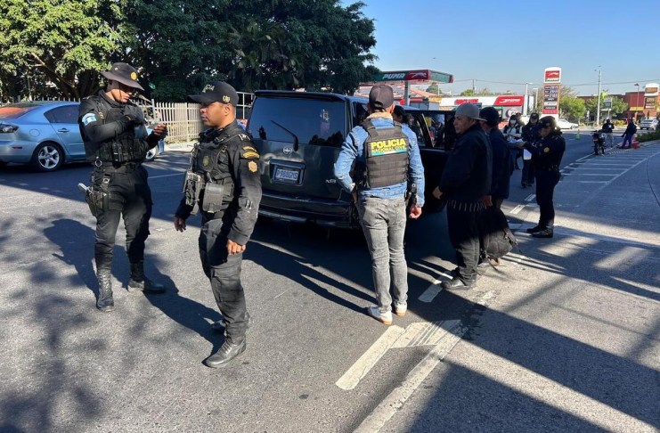 PNC desarrollando operativos en contra de taxis piratas en Mixco. Foto: PNC