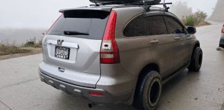 En este vehículo se conducía la persona con el fusil de uso militar y que intentó huir de la PNC. Foto La Hora: PNC