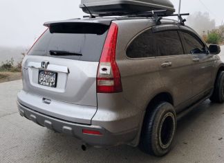 En este vehículo se conducía la persona con el fusil de uso militar y que intentó huir de la PNC. Foto La Hora: PNC