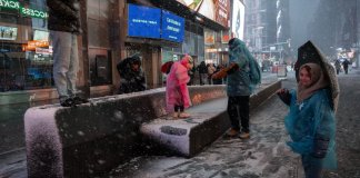 La ciudad de Nueva York está siendo afectada por la peor tormenta invernal registrada en la última década.