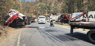 Tráfico complicado por volcadura de tráiler en el kilómetro 23.5 de Villa Nueva. Foto La Hora: Dalia Santos.