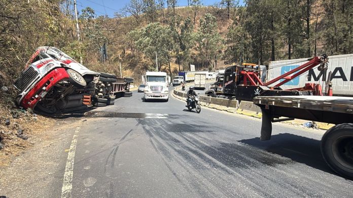 Trailer Tráfico complicado por volcadura de tráiler en el kilómetro 23.5 de Villa Nueva. Foto La Hora: Dalia Santos.