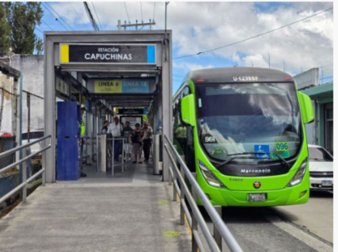 Los daños en la estructura de la parada de Transmetro Capuchinas fue en el vidrio y la máquina de recargada de saldos. Foto La Hora: Muni Guate