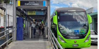 Los daños en la estructura de la parada de Transmetro Capuchinas fue en el vidrio y la máquina de recargada de saldos. Foto La Hora: Muni Guate