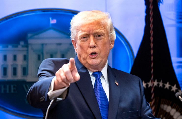 El presidente de Estados Unidos, Donald Trump, firmó este viernes desde la Oficina Oval un arancel global del 10 % sobre todos los países.