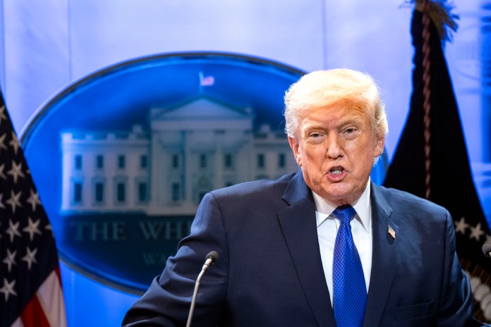 El presidente de Estados Unidos, Donald Trump, dijo este sábado que subirá a un 15 % el nuevo arancel a las importaciones de todos los países.