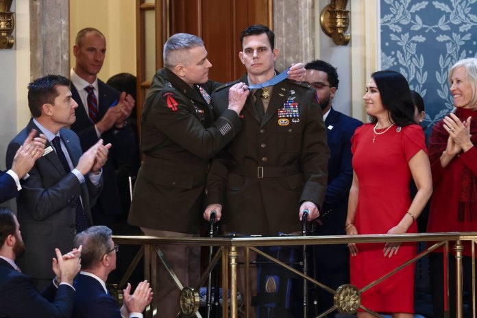 Donald Trump, durante su discurso en el Congreso, condecoró a dos pilotos militares y a un campeón olímpico.