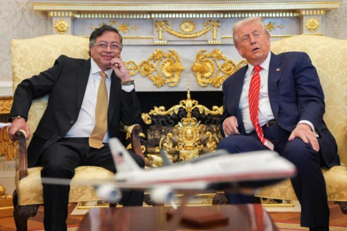 Fotografía publicada en la red social X en la cuenta @infopresidencia que muestra al presidente de Colombia, Gustavo Petro (i), junto a su homólogo de Estados Unidos, Donald Trump, durante una reunión este martes, en la Casa Blanca, en Washington (Estados Unidos). EFE/ @infopresidencia