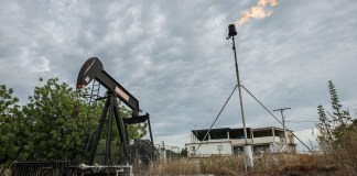 El Parlamento de Venezuela, controlado por el chavismo gobernante, aprobó el jueves una reforma a la ley de hidrocarburos que cambia el tablero de la industria petrolera.