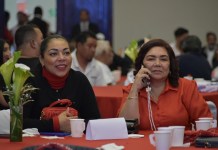 Edilma Navarijo y Vivian Preciado Navarijo, durante la asamblea nacional del partido Victoria.