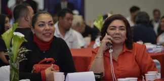 Edilma Navarijo y Vivian Preciado Navarijo, durante la asamblea nacional del partido Victoria.