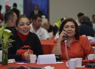 Edilma Navarijo y Vivian Preciado Navarijo, durante la asamblea nacional del partido Victoria.