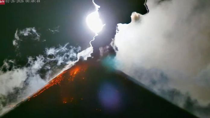 Volcan de Fuego y su actividad explosiva Volcán de Fuego y su actividad explosiva. Foto La Hora: AfarTV