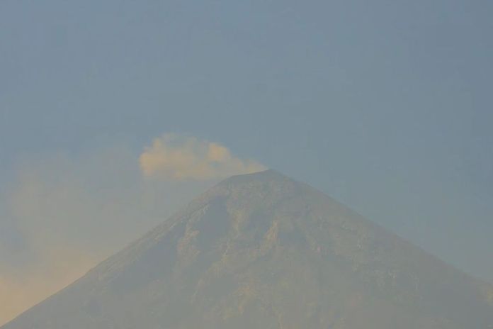 Lanzamiento de ceniza por actividad del volcán de Fuego. Foto La Hora: AfarTV