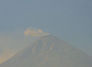 Lanzamiento de ceniza por actividad del volcán de Fuego. Foto La Hora: AfarTV