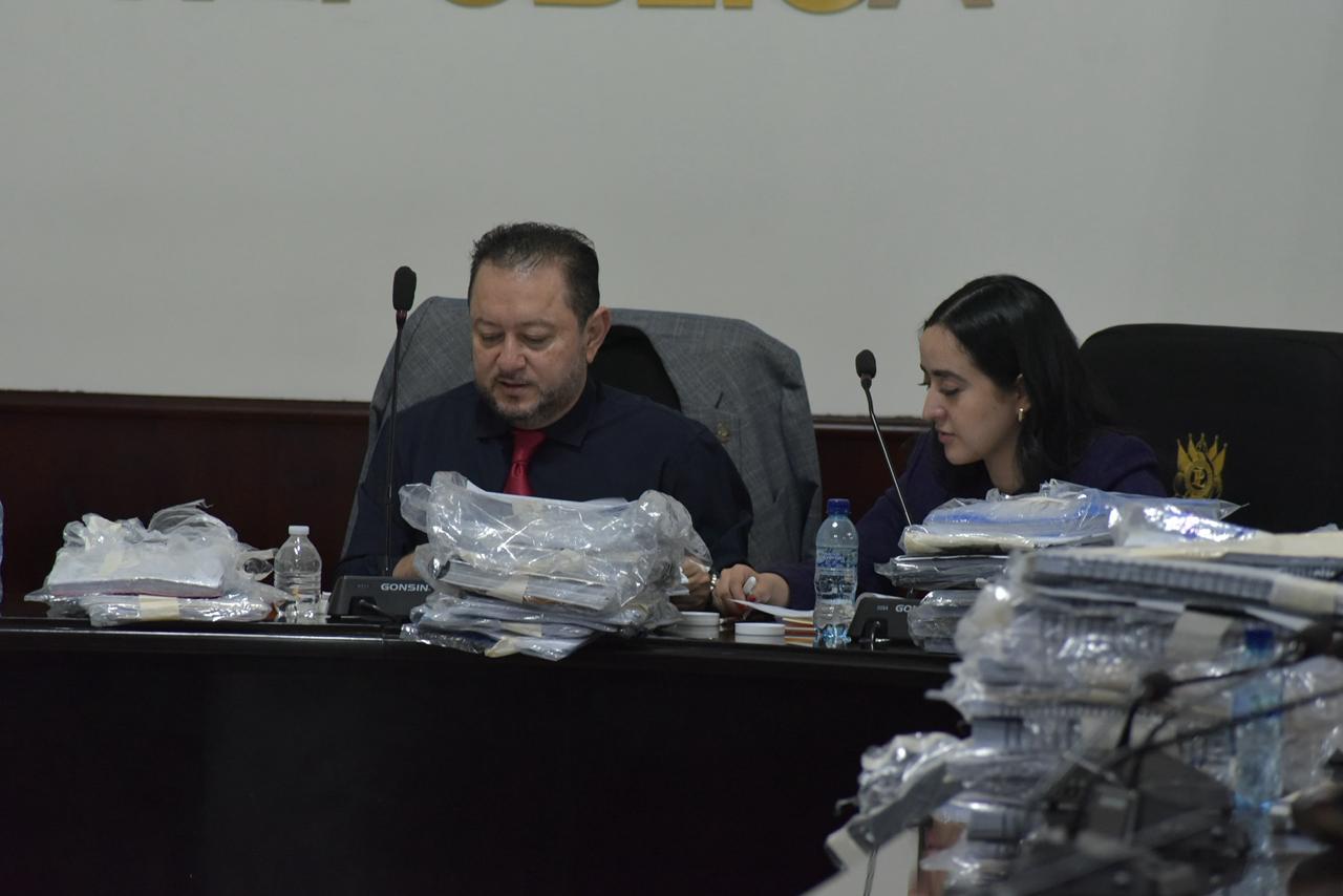 Walter Mazariegos y Adelupe Rojas enla calificación de expedientes por pareja. Foto La Hora: José Orozco