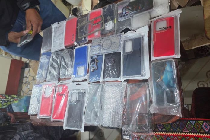 Entre los accesorios decomisados hay audífonos, cables, cargadores, protectores y kits de reparación. Foto La Hora - Sistema Penitenciario