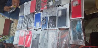 Entre los accesorios decomisados hay audífonos, cables, cargadores, protectores y kits de reparación. Foto La Hora - Sistema Penitenciario