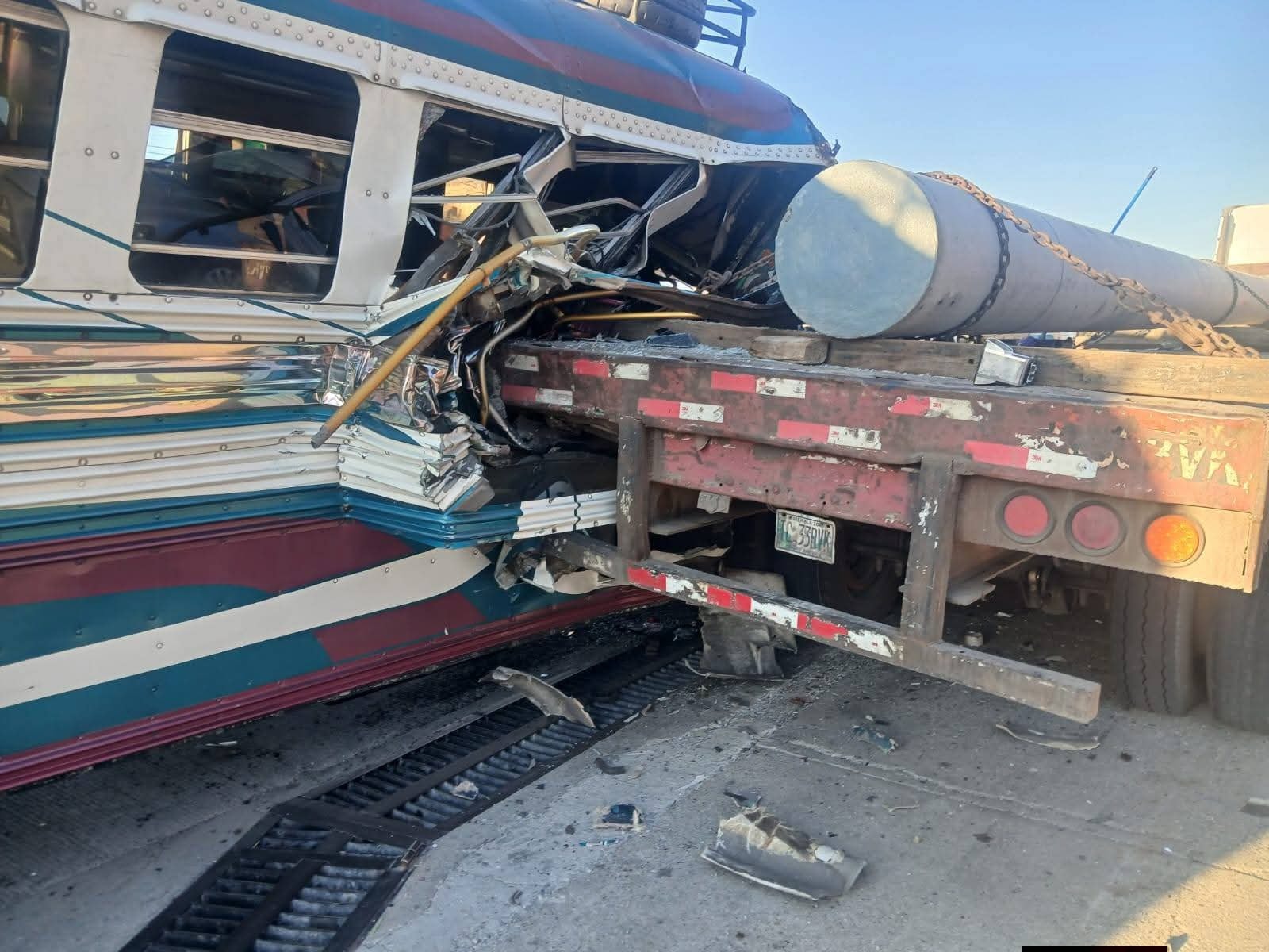 Accidente de un bus extraurbano en la ruta al Atlántico, ocurrido el pasado 17 de enero. Según pasajeros, la unidad iba a excesiva velocidad y terminó por estrellarse contra un tráiler que estaba estacionado. 