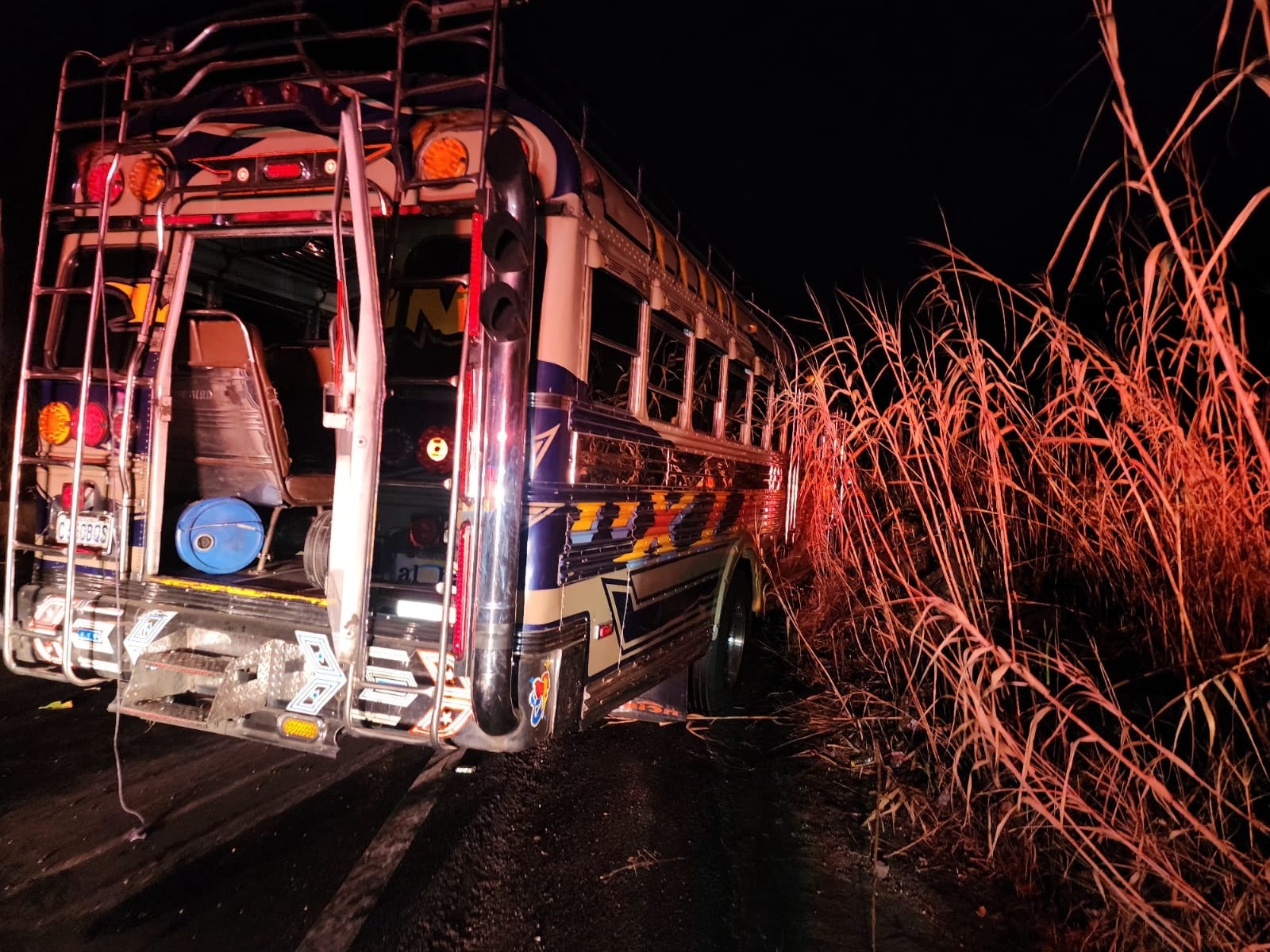 El pasado 10 de febrero, un bus extraurbano tuvo problemas en el tren delantero y perdió una de sus llantas, provocando un accidente, en la conocida "Vuelta El Chilero", en la carretera a El Salvador.