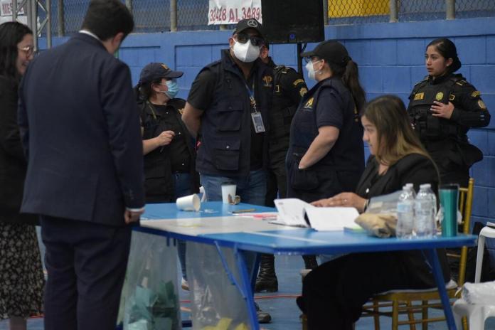 Personal del Ministerio Público se presenta en los centros de votación del CANG donde se eligen a magistrados para la CC. Foto: La Hora / José Orozco